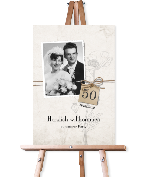 Klassisches Willkommensschild Goldene Hochzeit mit Foto und Blumen