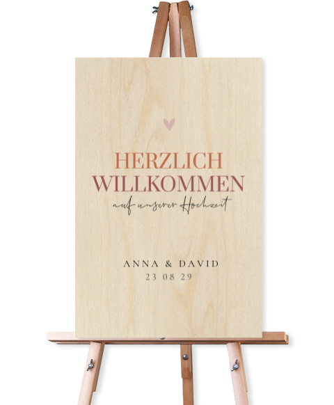 Willkommensschild zur Hochzeit aus Holz mit bunter Schrift und Herz
