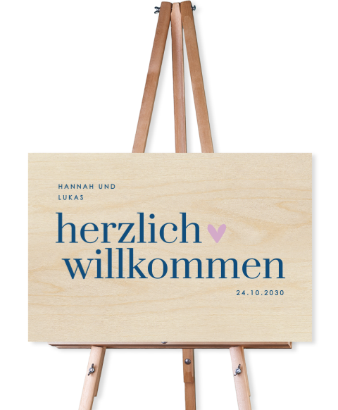 Modernes Willkommensschild zur Hochzeit aus Holz mit blauer Typografie und Herz