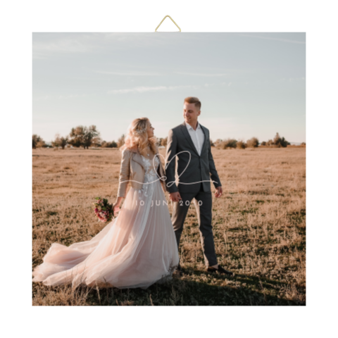 Holzfliese zur Hochzeit mit Herzchen in Strichzeichnung