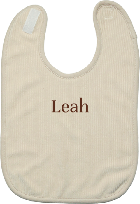 Süßes Cord-Lätzchen mit gesticktem Namen