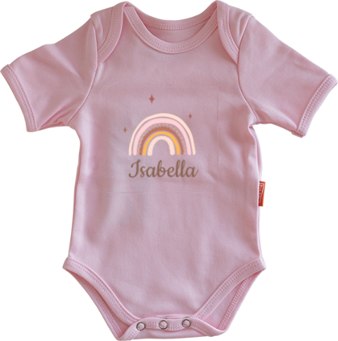 Niedlicher Body mit Namen und Regenbogen