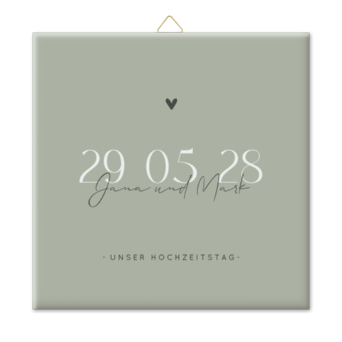 Hochzeitsfliese in Salbeigrün mit Datum und Herzchen