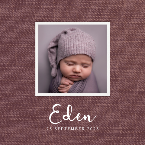 Hippe geboortekaart met plum kleurige stof met foto