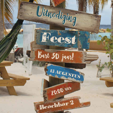 Zomerse uitnodiging met een wegwijzer Beach Party