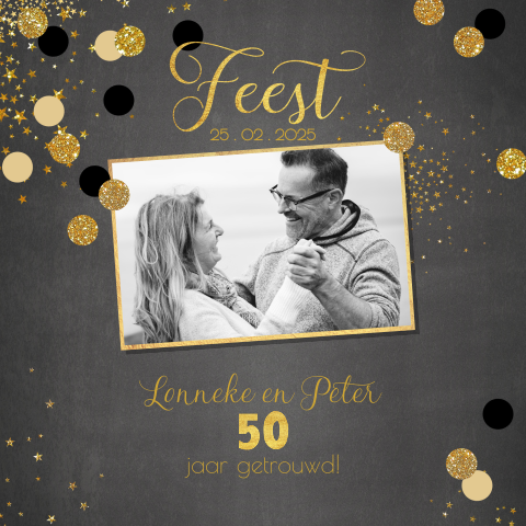 Jubileum stijlvolle uitnodiging met foto krijtbord en confetti