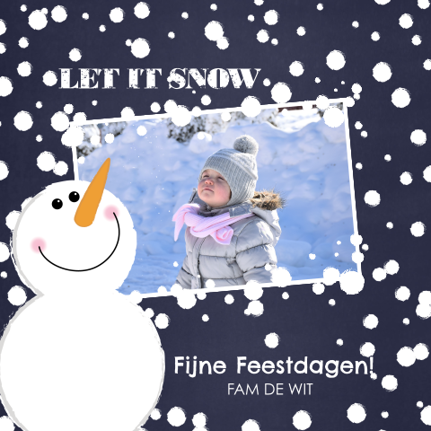 Winterse foto kerstkaart met een sneeuwpop en sneeuwvlokken