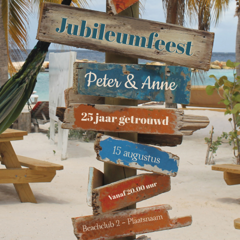 Uitnodiging jubileum 25 jaar getrouwd strandfeest met wegwijzers