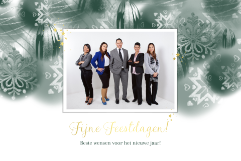 Zakelijke kerstkaart met teamfoto kerstkroen kerstpballen patroon