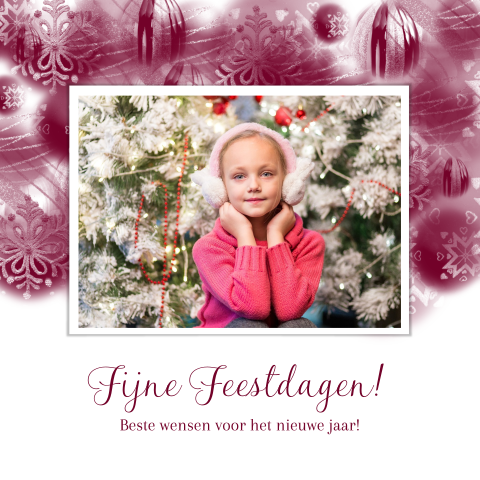 Kerstkaart met foto en kerstballen patroon in bordeaux