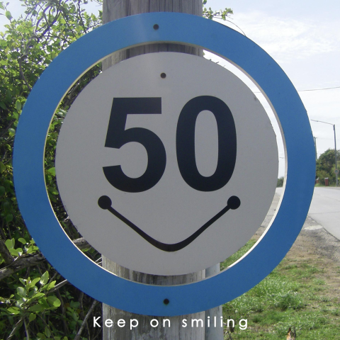 Verjaardagskaart 50 jaar verkeersbord Keep on smiling