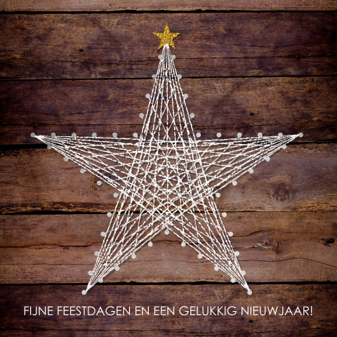 Stoere kerstkaart donkere houtlook ster van spijkers en draad