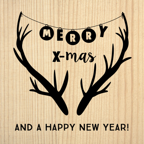 Moderne kerstkaart met houtprint en rendier gewei met slinger