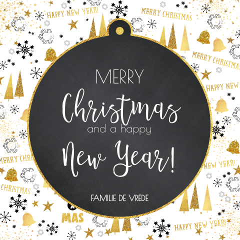 Kerstkaart goudkleurig kerstpatroon en een krijtbord kerstbal