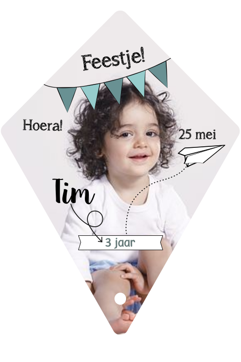 Uitnodiging kinderverjaardag in de vorm van een vlieger met foto