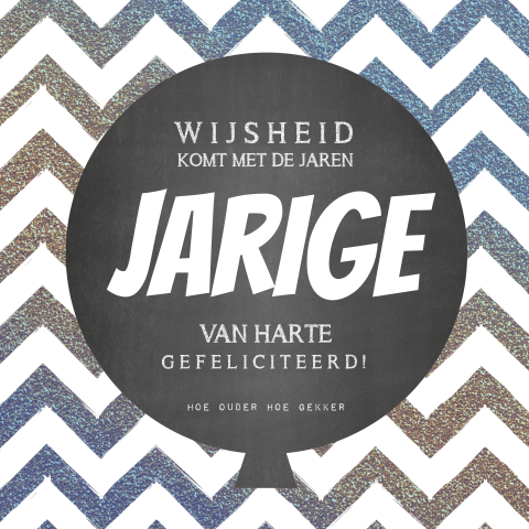 Grappige verjaardagskaart zigzag patroon en krijtbord ballon