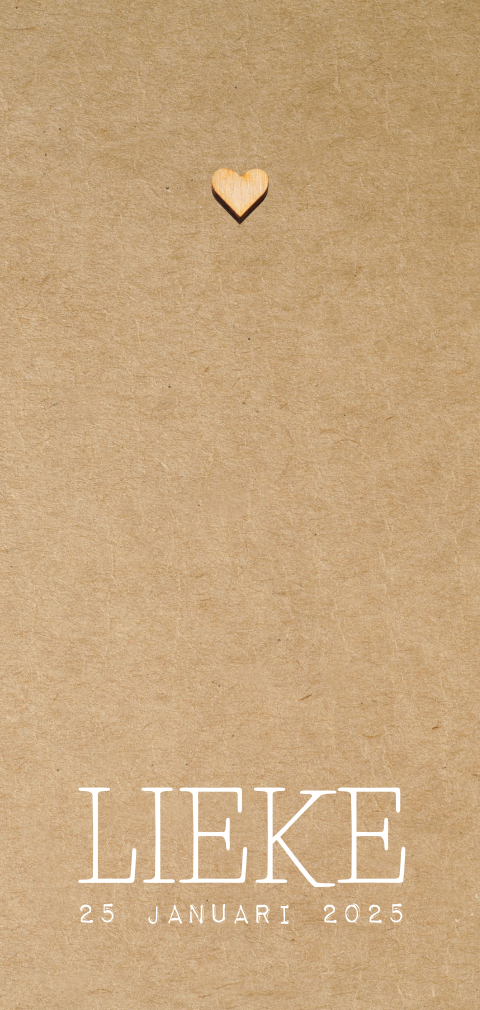 Typografisch geboortekaartje kraft met echt houten hartje