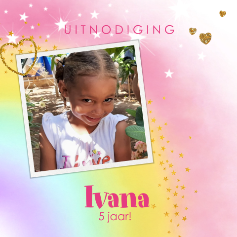 Uitnodiging meisje regenboog sterren hartjes en foto