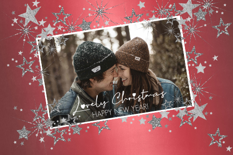 Stijlvolle rood-roze foto kerstkaart met zilverkleurige sterren