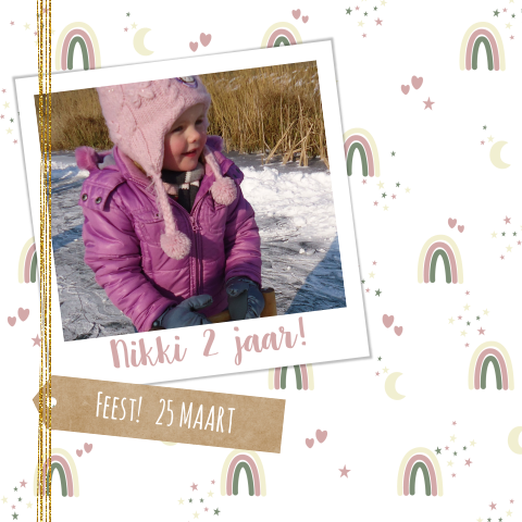 Hippe foto uitnodiging met regenbogen, sterren en hartjes