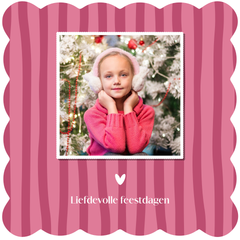 Feestelijke roze gestreepte kerstkaart met foto en golvende rand