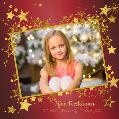 Stijlvolle rode kerstkaart met foto en gouden sterren