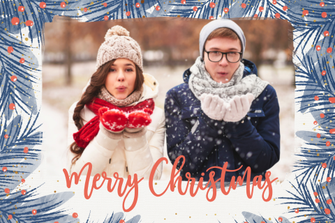 vrolijke kerstkaart met foto rode besjes en blauwe takjes