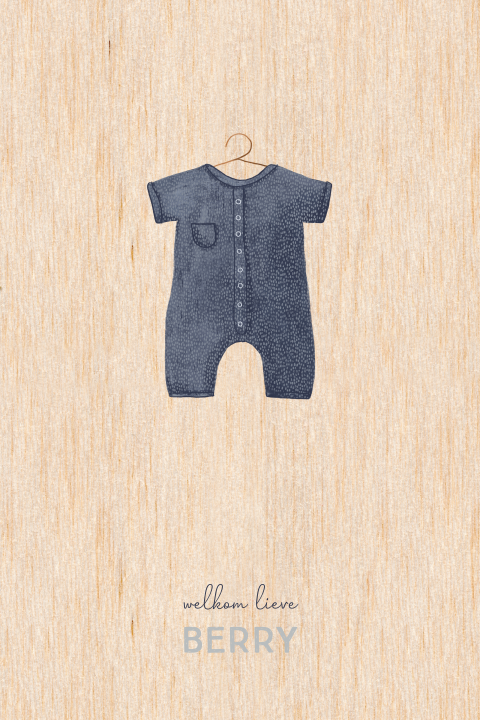 Lief geboortekaartje voor een jongen met kleertje in blauw