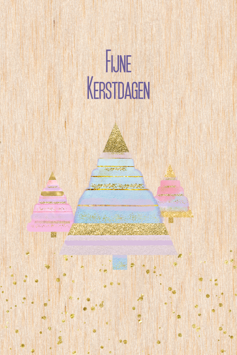 Houten kerstkaart met roze en paarse kerstboompjes