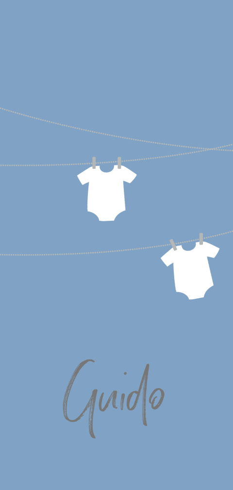 Hip geboortekaartje met rompertjes aan waslijn blauw