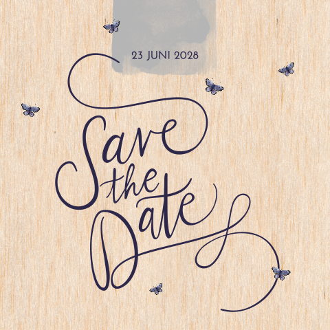 Houten save the date kaart met paarse vlinder waterverf