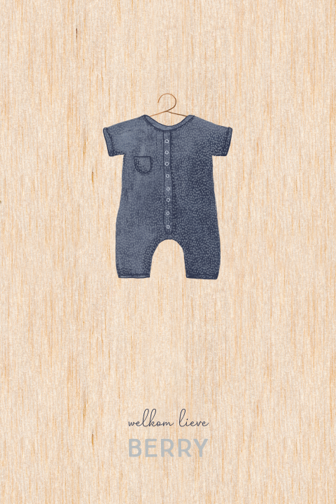 Lief geboortekaartje voor een jongen met kleertje in blauw