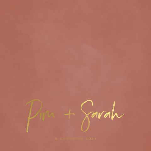 Trouwkaart met rode achtergrond en goudfolie