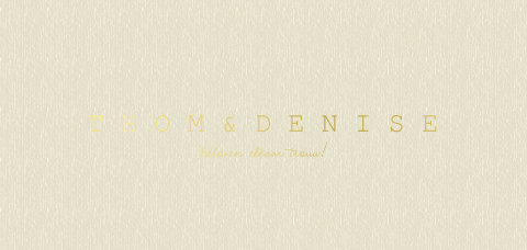 Minimalistisch trouwkaartje met folie en zand achtergrond