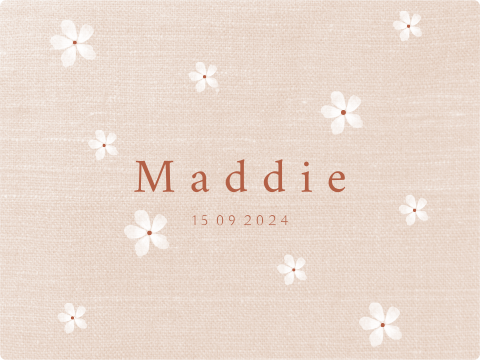 Baby memorybox meisje met bloemen en roze linnen achtergrond