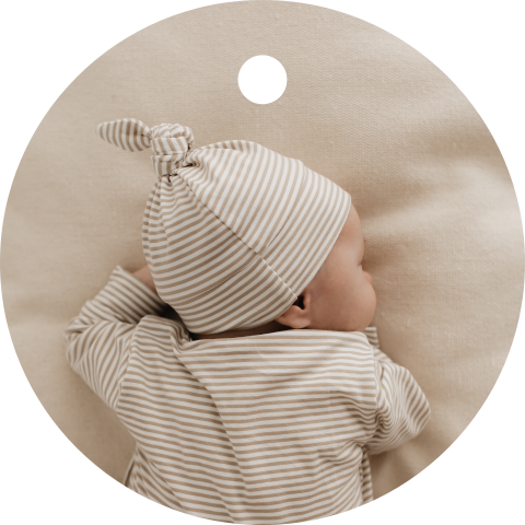 Rond labeltje met babyfoto voor doopsuiker of geboortekaartje