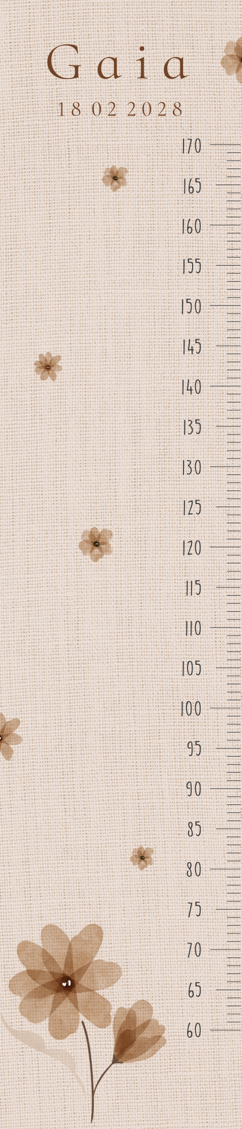 Groeimeter voor een meisje met bloemen op oudroze linnenlook