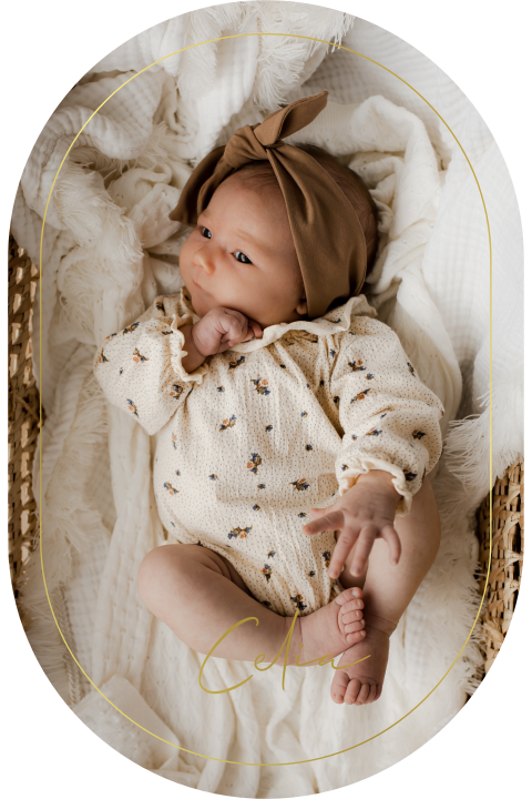 Geboortekaartje meisje babyfoto met stansvorm en goudfolie